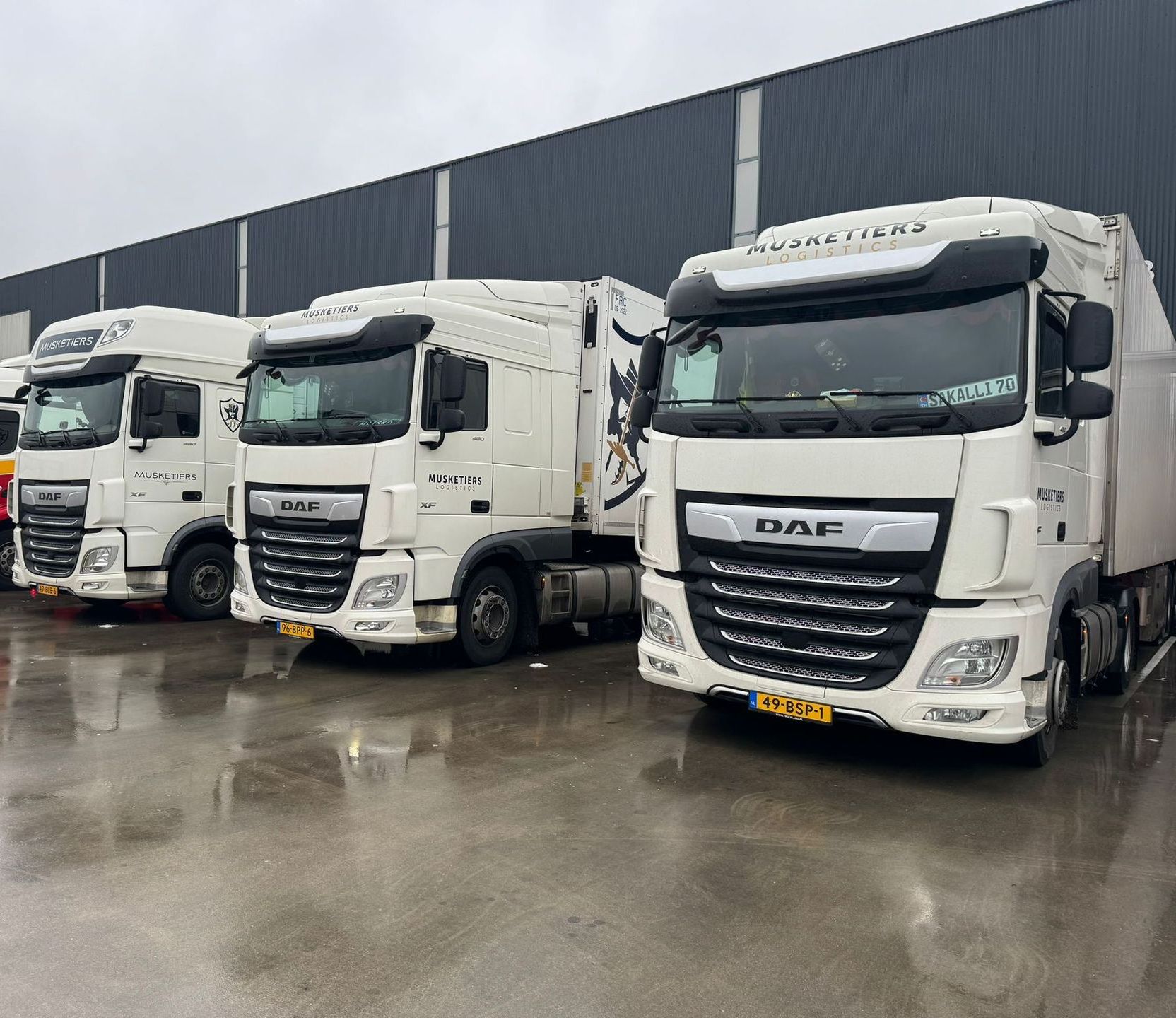 Vrachtwagens van Musketiers Logistics op het depot