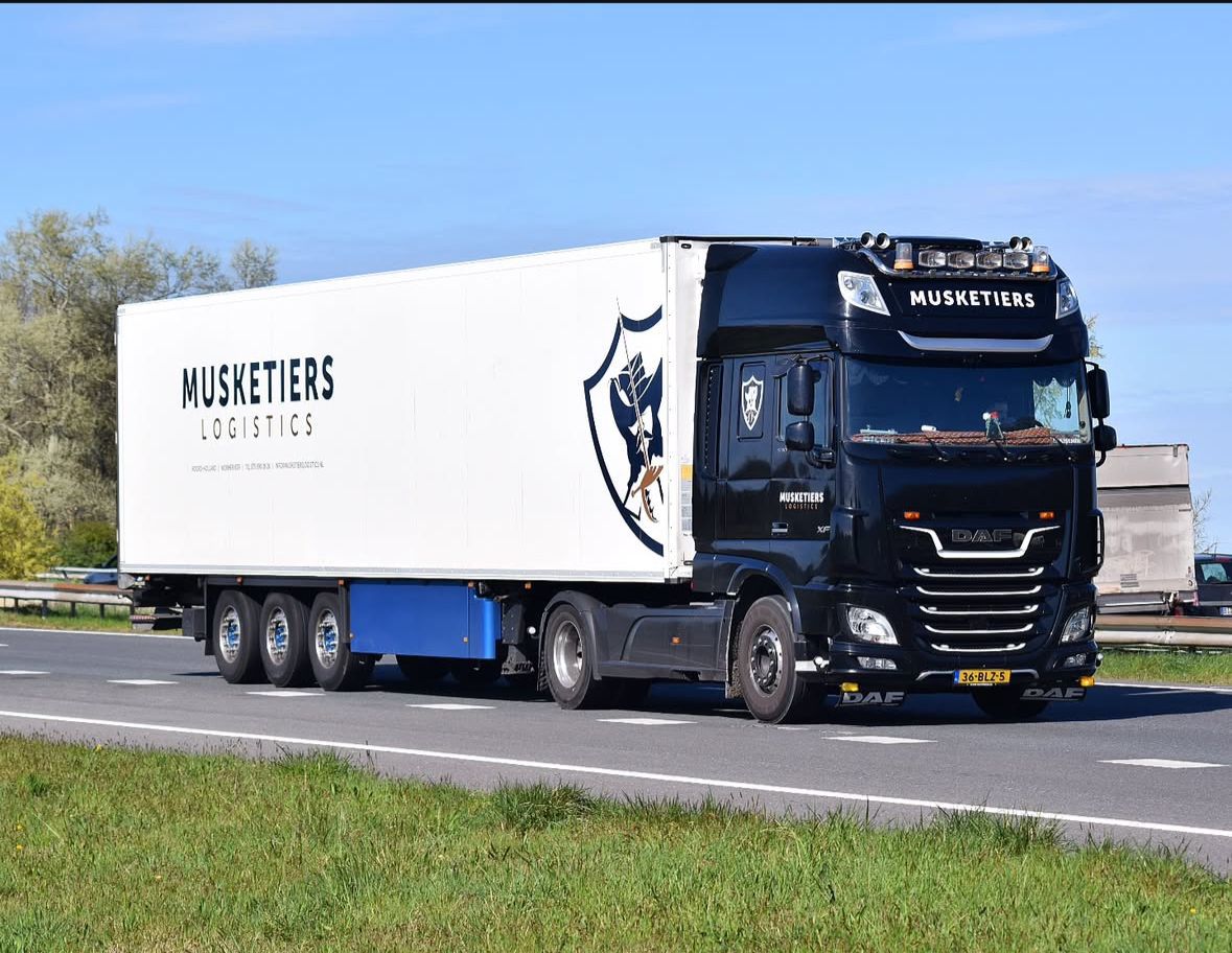 Musketiers Logistics vrachtwagen op een viaduct bij Zaltbommel